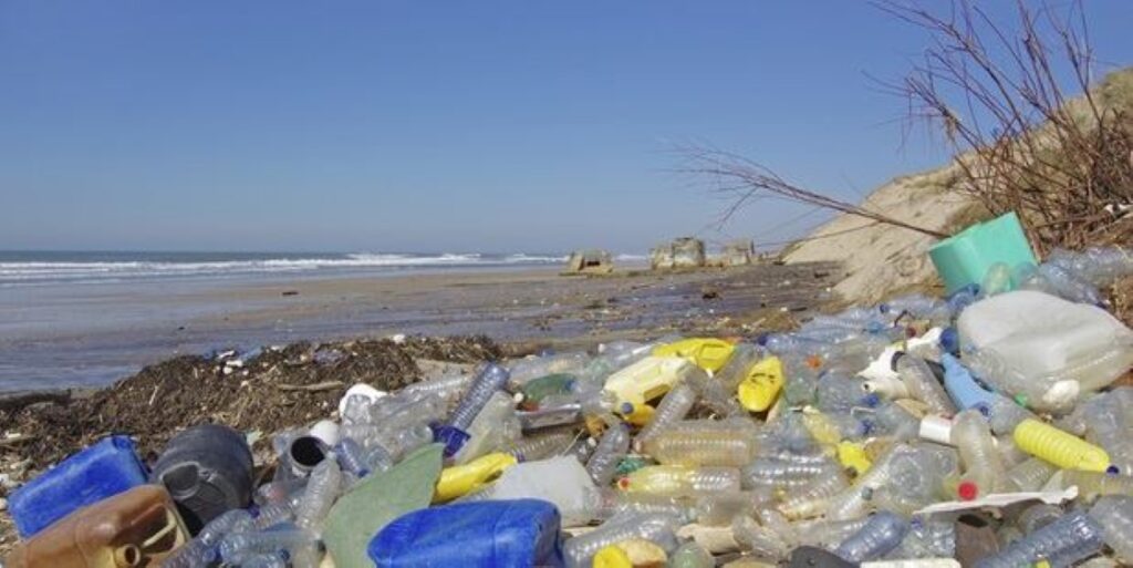 Organizaciones y empresas unen fuerzas para combatir la crisis por contaminación plástica.