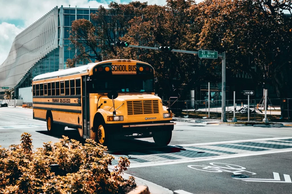 Urgen medidas para electrificar el transporte escolar en Estados Unidos.
