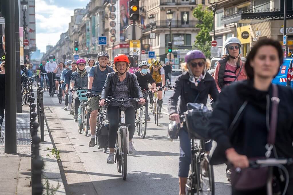 París presenta innovador Plan Climático 2024-2030 para convertirse en una ciudad ciclista.