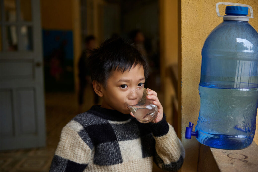 Recolección de agua de lluvia transforma comunidades rurales en Vietnam.