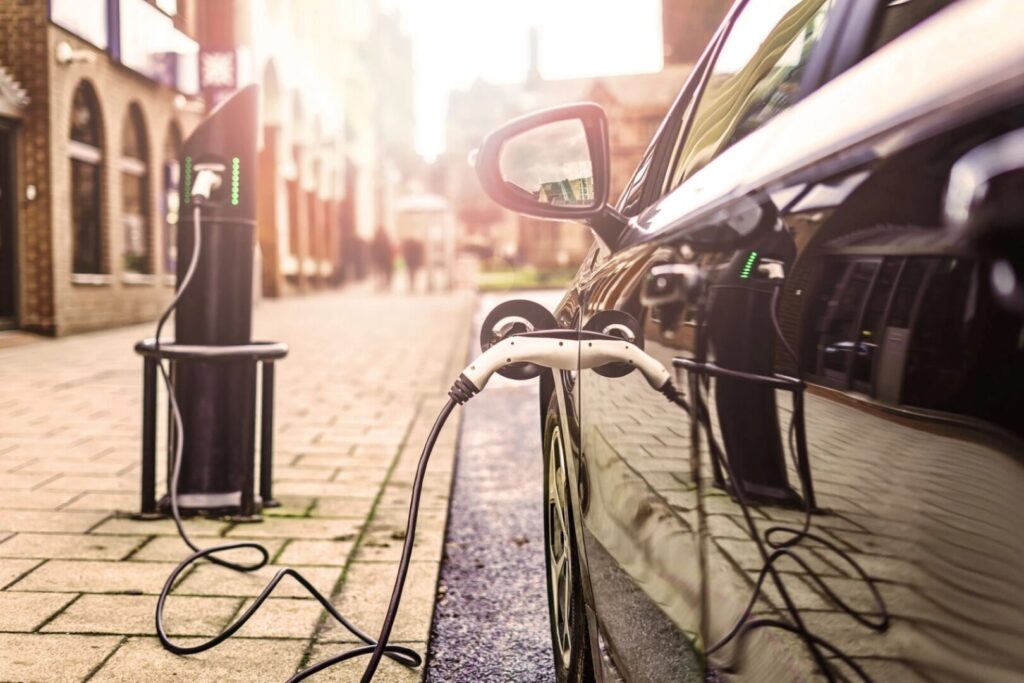 Crecimiento de vehículos eléctricos impulsa la expansión de infraestructura de recarga en las ciudades.