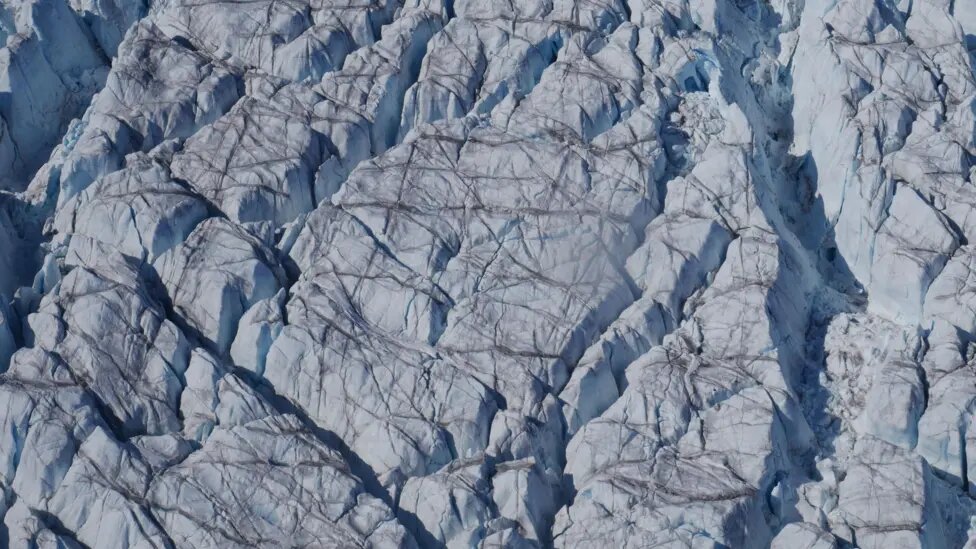 Capa de hielo de Groenlandia se agrieta a un ritmo acelerado, alertan científicos.