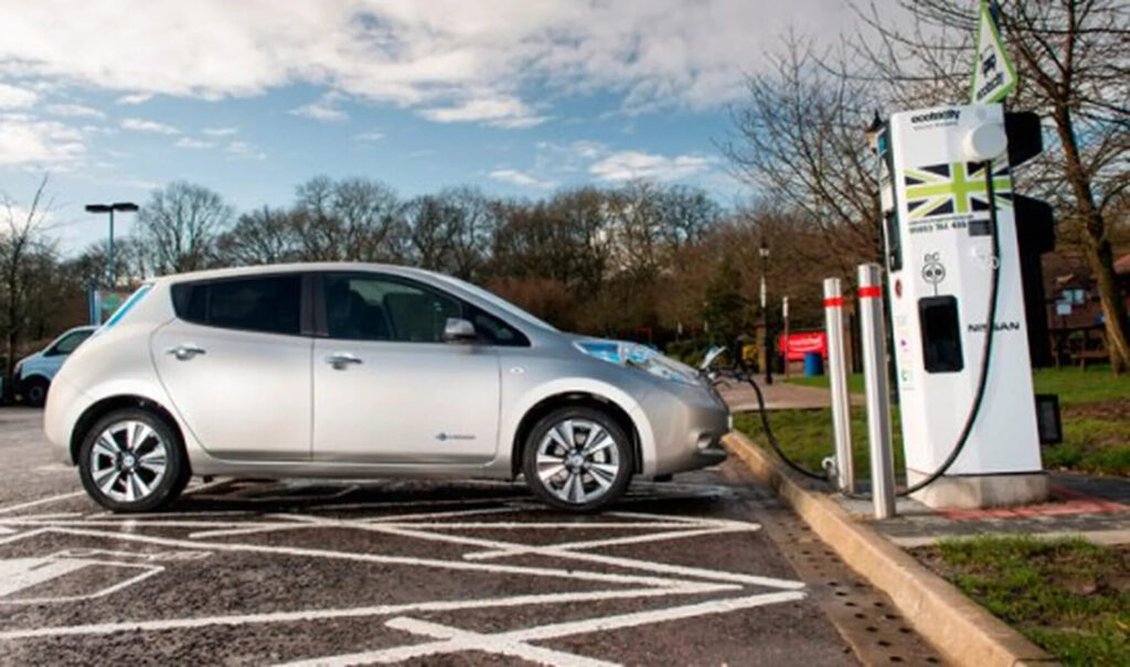 Avanza transición a autos eléctricos; ventas superarán los 20 millones en 2025.