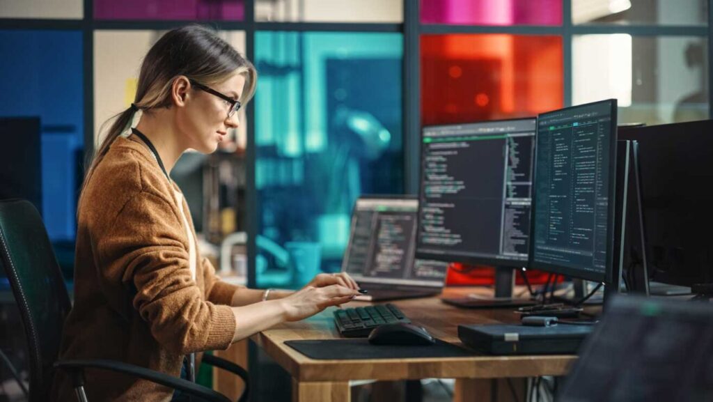 ¿Cómo cerrar la brecha de género en las TIC? Estas son las claves para incluir a más mujeres en tecnología en México