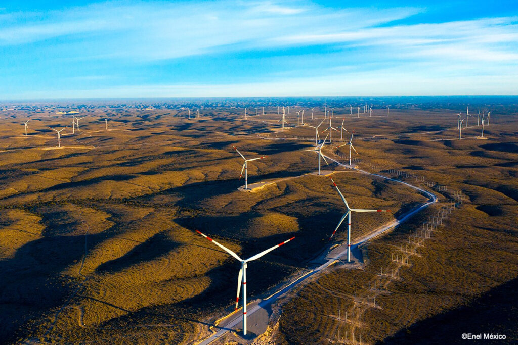 México avanza lento en la transición energética frente a un mundo que aún depende de los fósiles.