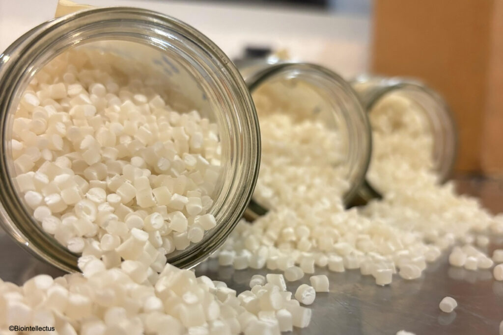 Bioplásticos ganan terreno como solución ante el bajo reciclaje y la sobreproducción de plásticos.